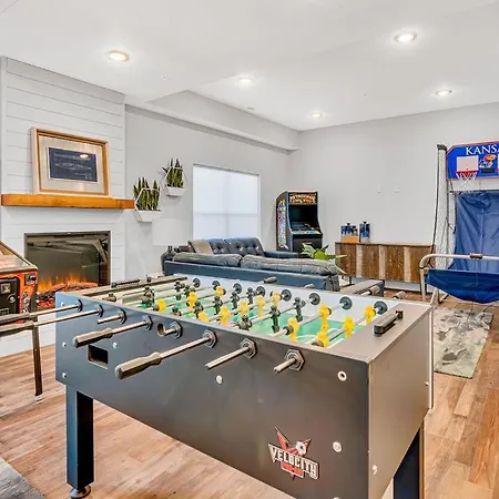 Wow-High End Decor-Golf Cart-Games-Free Attraction Tickets-Upgraded Amenities-Hot Tub Villa